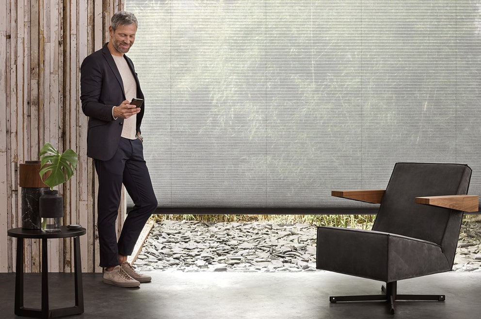 Projeto de design de interiores moderno, com cortina Duette HunterDouglas